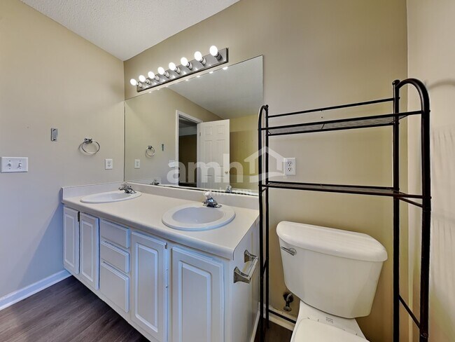 Building Photo - 263 Silver Brook Cir