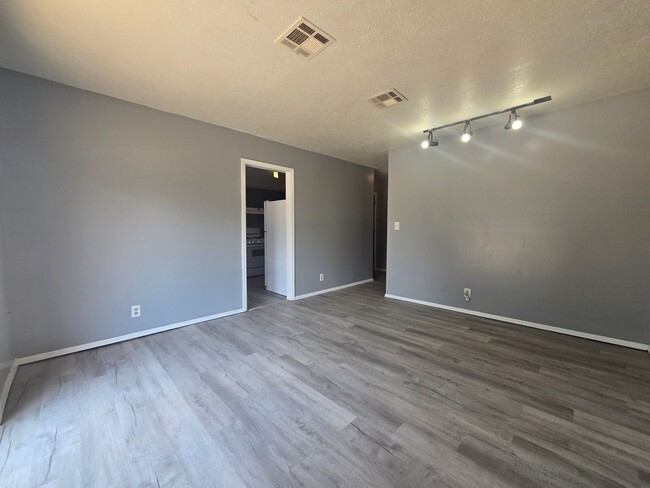 Building Photo - 3 Bedroom 1.5 Bath and 2 Garage home in Shawnee!