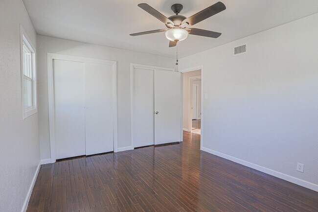 Building Photo - Pre Leasing for fall 2026! 4/2 in Medical District