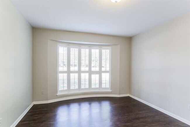 Building Photo - 2402 Pine Terrace Dr