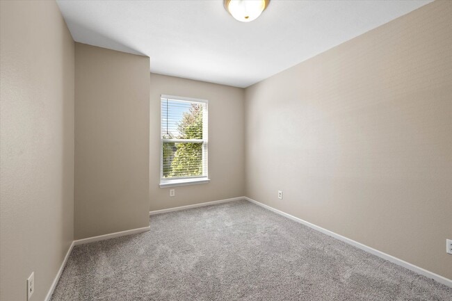 Building Photo - 898 Stonehurst Dr