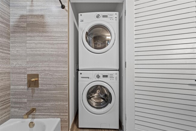 Building Photo - 1010 Brickell Ave