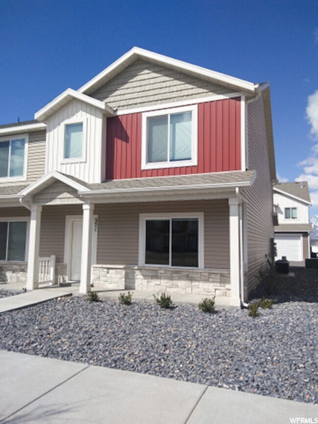 Building Photo - 371 1540 E