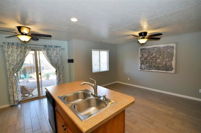 Building Photo - Cute Hidden Valley Townhome!