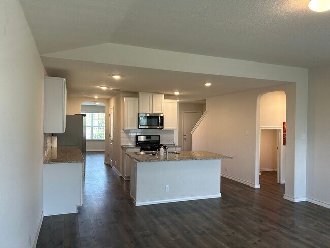 Building Photo - 5 Bedroom Single Family Home in San Antonio
