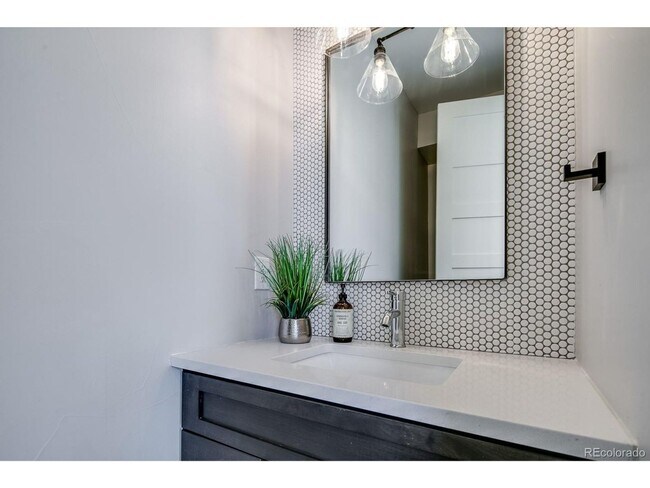 Building Photo - ONE MONTH FREE - Modern 3BR Townhome in Denver