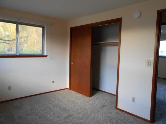 Building Photo - 2860 Willow Dr