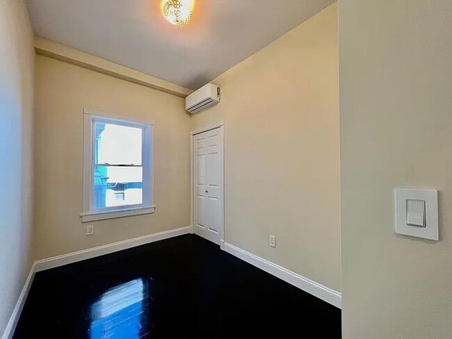 Building Photo - Newly Renovated 3 Bedroom Apartment - Poug...