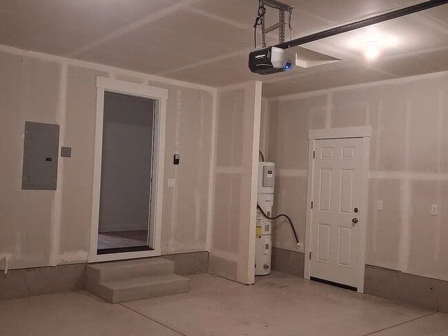 Building Photo - "Charming 3-Bed, 2-Bath Retreat in OR with Cozy 1058 Sq Ft of Comfort!"