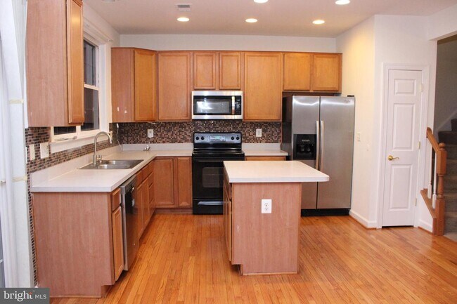 Building Photo - 8289 Glade Bank Dr
