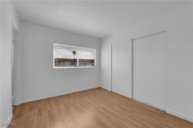 Building Photo - 2908 E Poplar Ave