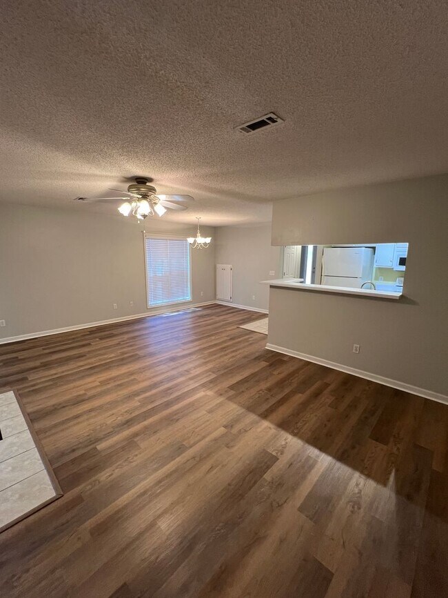 Building Photo - 140 Woodmere Dr