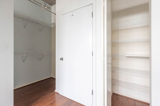 Building Photo - 933 W Van Buren St