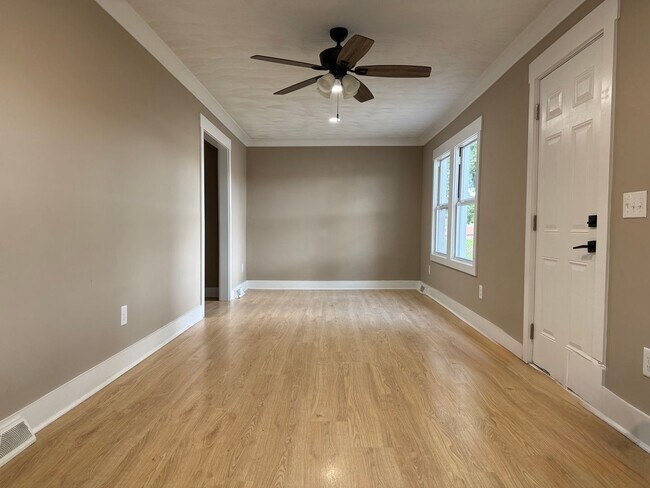 Building Photo - 4 Bedroom/2 Bath Home for Rent