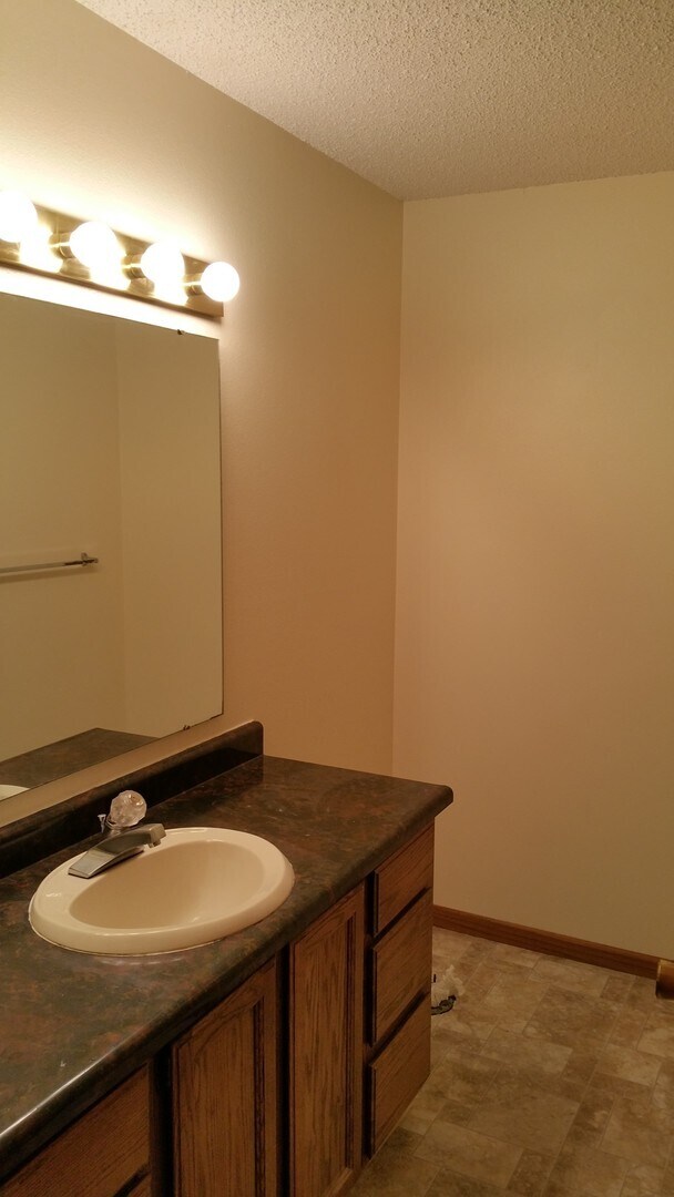 Building Photo - Spacious Four Bedroom House in NE Iowa City Neighborhood