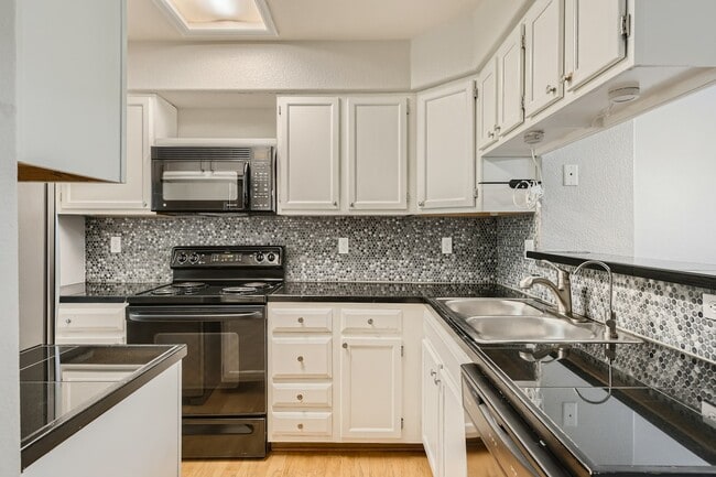 Building Photo - 8256 S Fillmore Way