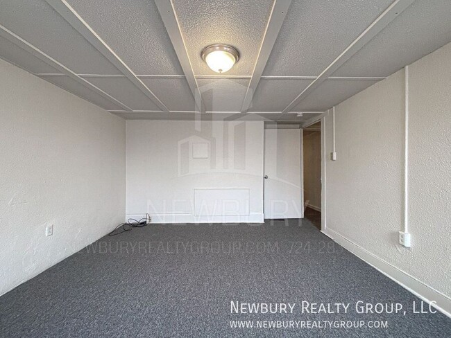 Building Photo - 29 Hickory St