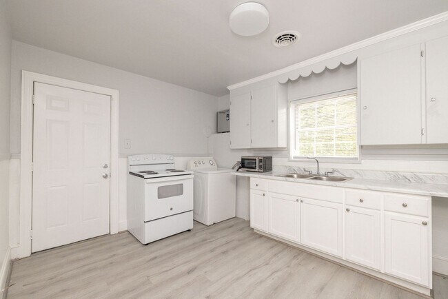Building Photo - 103/105 Indiana Ln
