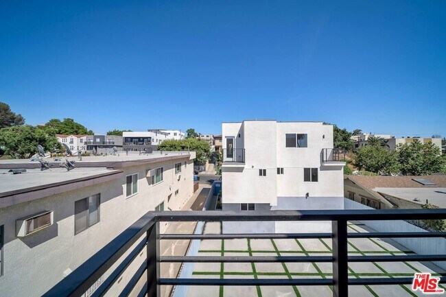 Building Photo - 227 S Park View St