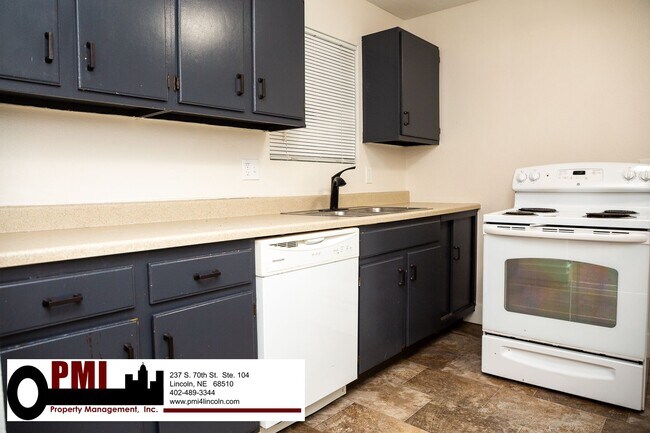 Building Photo - 2 Bedroom and 1 Bathroom Apartment