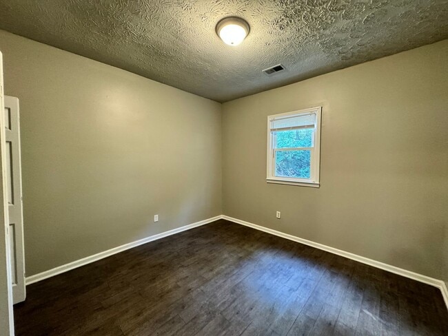 Building Photo - New Paint and Flooring!Remodeled 2 Bedroom Downtown!