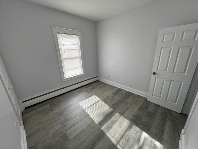 Building Photo - 28 Emma St