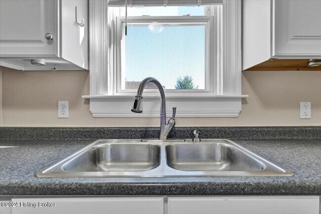 Building Photo - 1802 Deerwood Ave