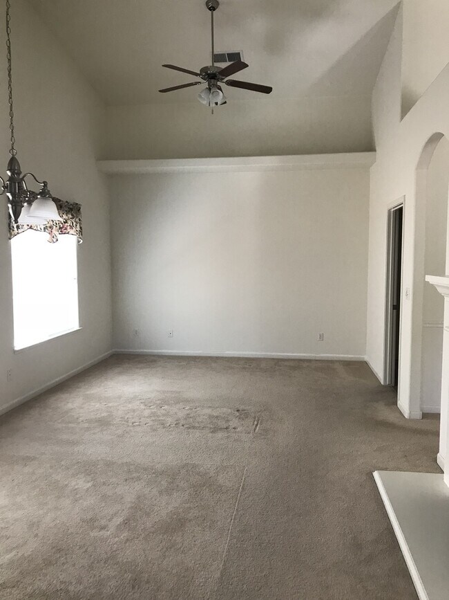 Building Photo - Beautiful & Spacious home!