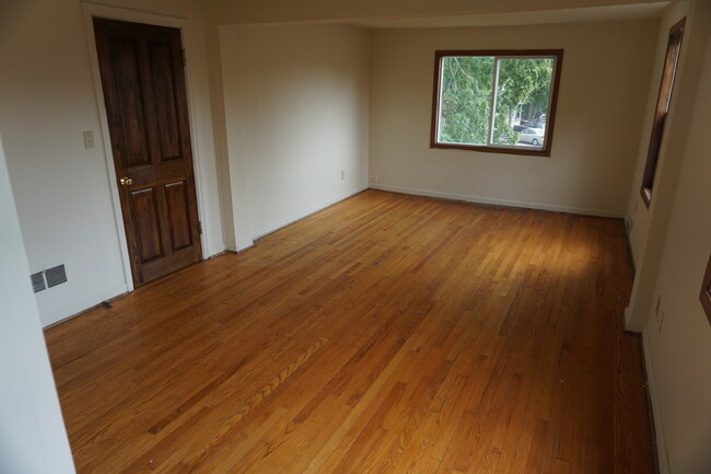 Building Photo - 4 bedroom 1 1/2 bath single family house with yard.