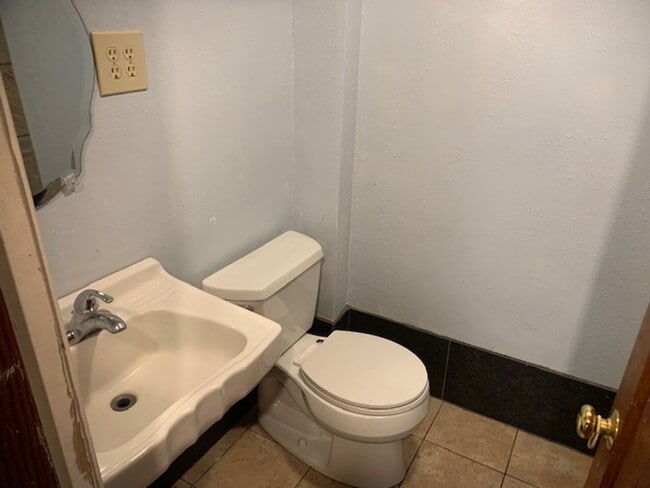 Building Photo - 4 Bed, 1 3/4 bath home on Pioneer Hill next to a park