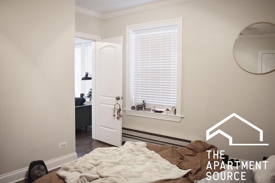 Building Photo - 3819 N Greenview Ave