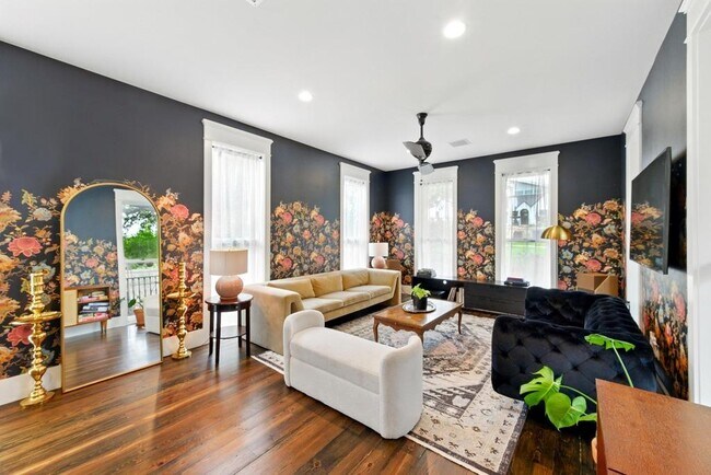 Primary Photo - 813 1/2 E 13th St