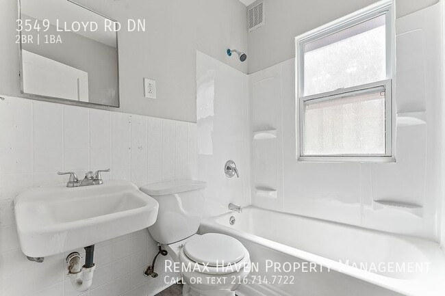 Building Photo - 3549 Lloyd Rd DN, Cleveland -Spacious 2 be...