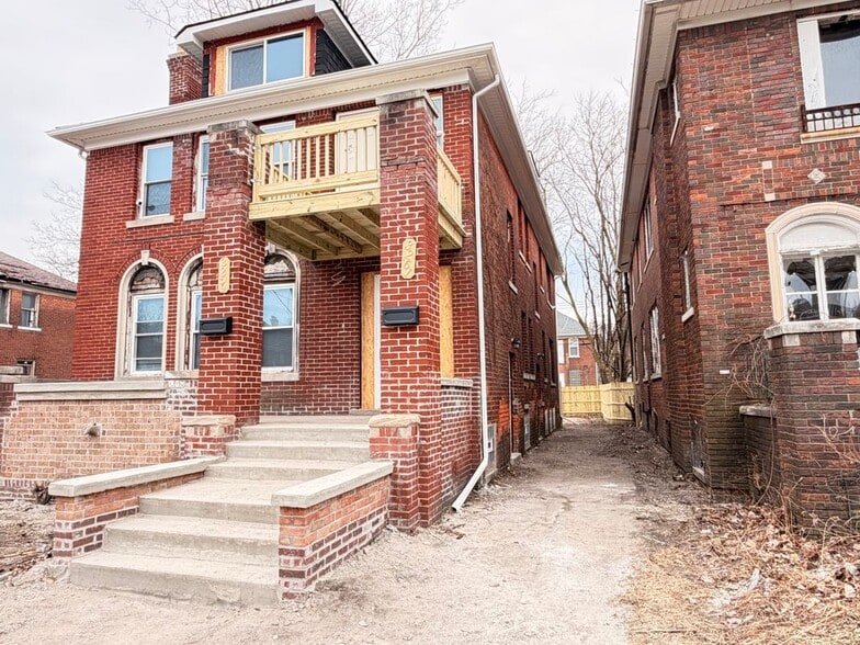 Building Photo - 3259 Cortland St