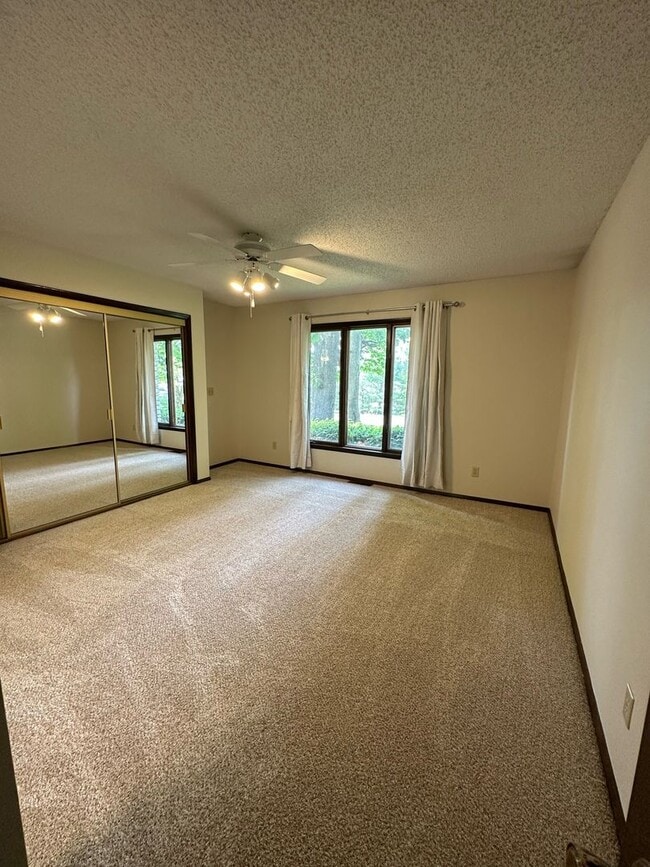 Building Photo - Single family home available to rent, located on Quincy's East Side.