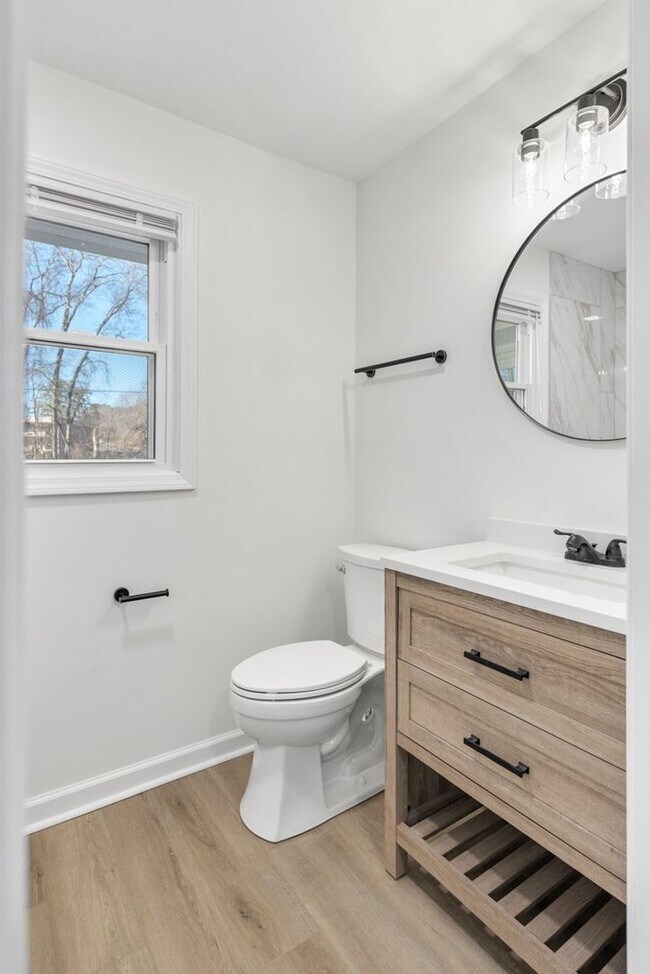 Building Photo - Renovated 4 Bed, 4 Bath Single Level Home, No HOA