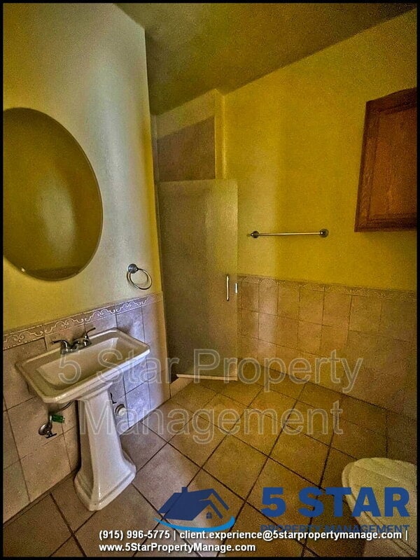 Building Photo - 2526 Yandell Dr