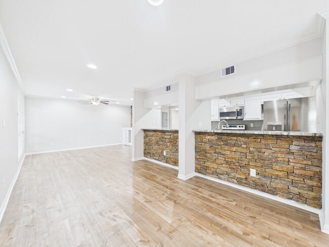 Building Photo - 5333 Richmond Ave.