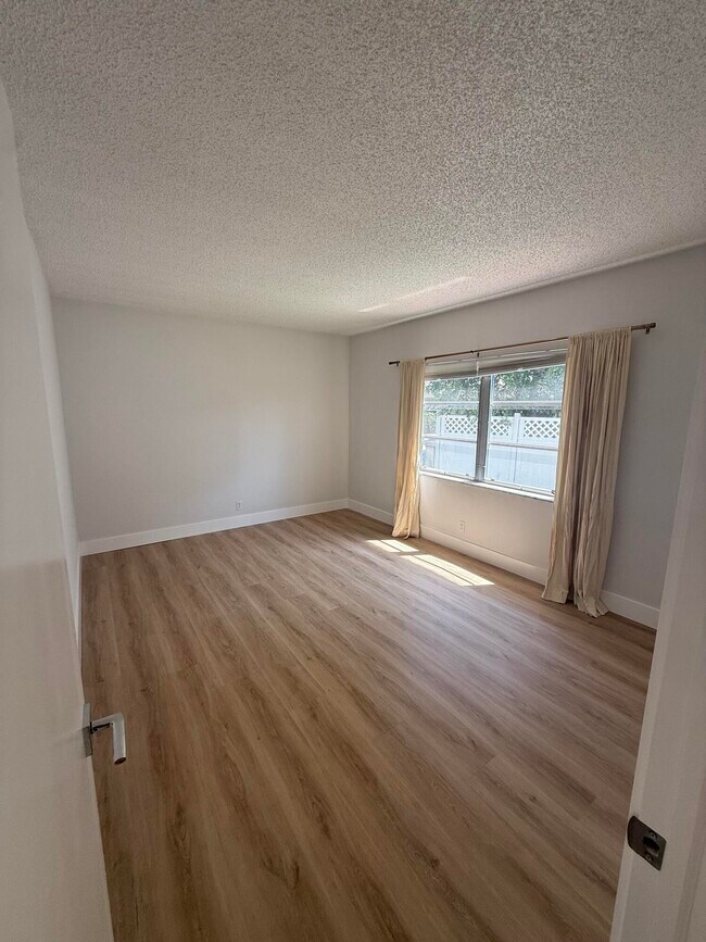 Building Photo - 2613 NE 28th Ct