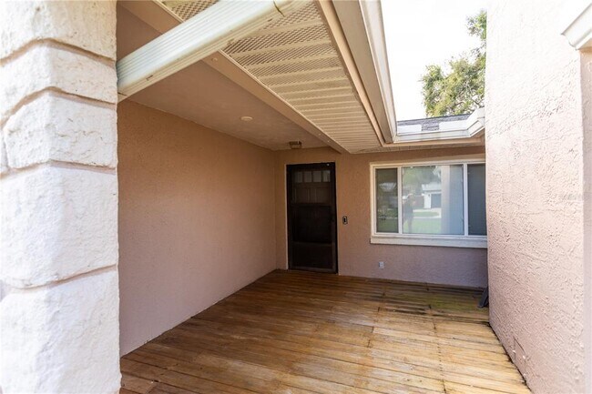 Building Photo - 2021 Valley Dr