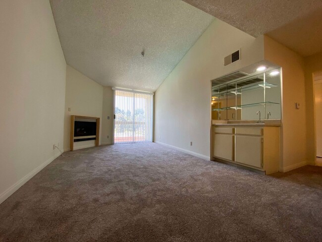 Primary Photo - Spacious Condo 1 bed + 1 bath in North Hol...