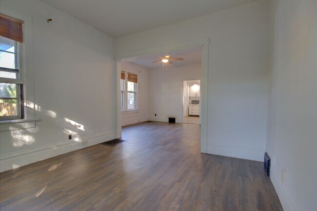 Building Photo - SL NIE2405