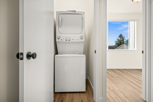 Building Photo - Vancouver Townhouses - Get 1 Month Free!