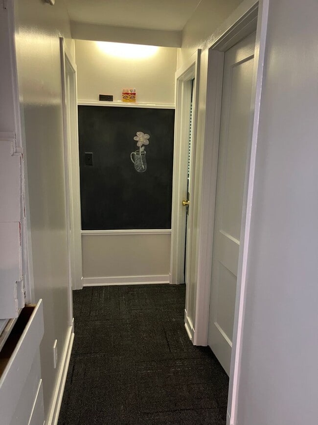 Building Photo - Close to Aggieville & K-State! **Lease from 8/7/26-7/31/27 ONLY!!**