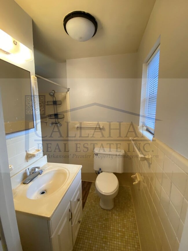 Building Photo - Mid Town 3 Bedroom home