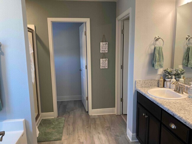 Building Photo - 5747 Periwinkle Ln