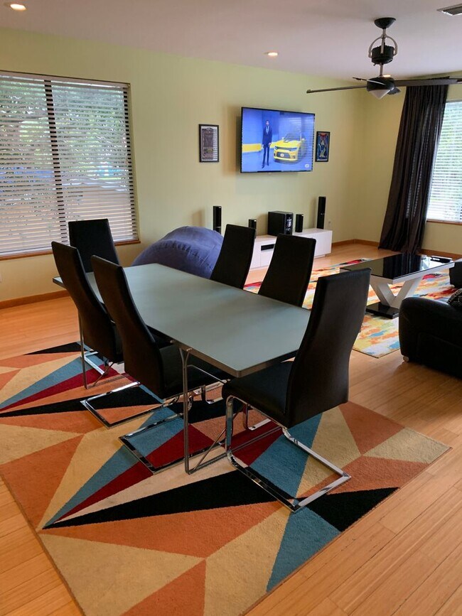 Building Photo - Amazing Non-Furnished 3 story contemporary 4 bedroom, 3 1/2 bathroom, 2 car garage Rental NEAR DO...