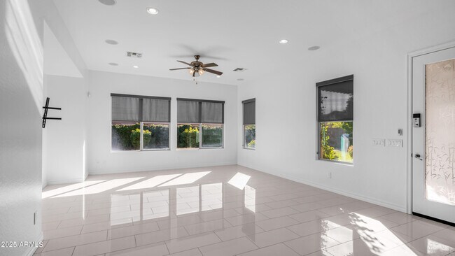 Building Photo - 561 W Yellowstone Way