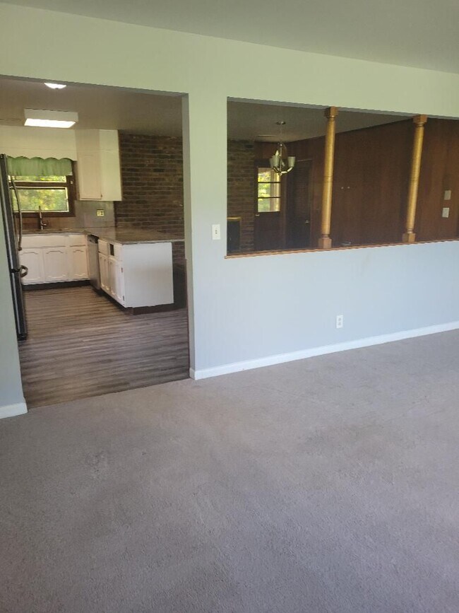 Building Photo - 5 bedroom 3 bath in Town Acres Subdivision