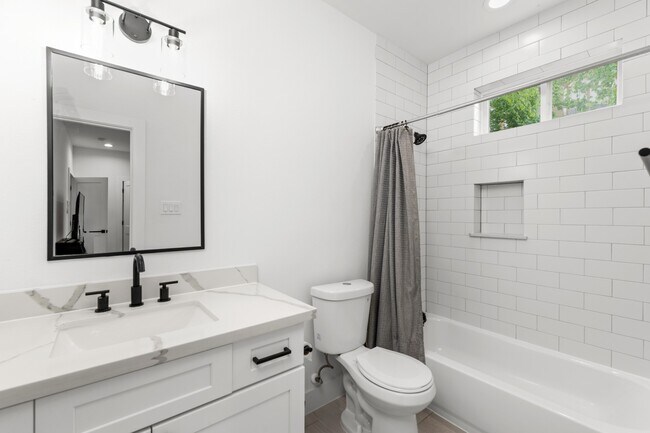 Building Photo - 3030 Live Oak St